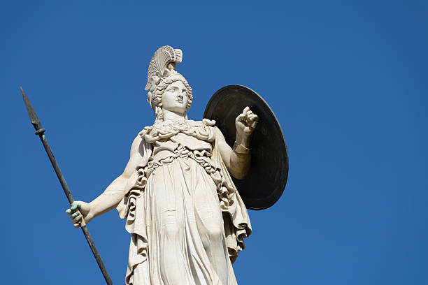 estatua de atena segurando escudo e lanca arquetipo de atena Arquétipo de Atena: Conheça e aprenda como incorporar